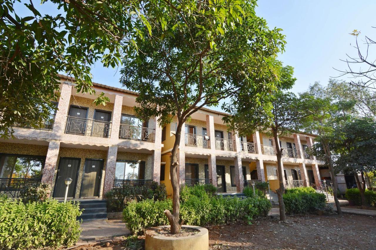 Oyo Midway Park Resort Atgaon Exterior foto